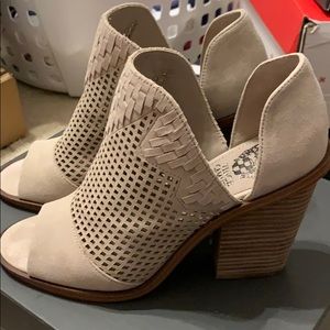 Vince Camuto booties sz 8.5
